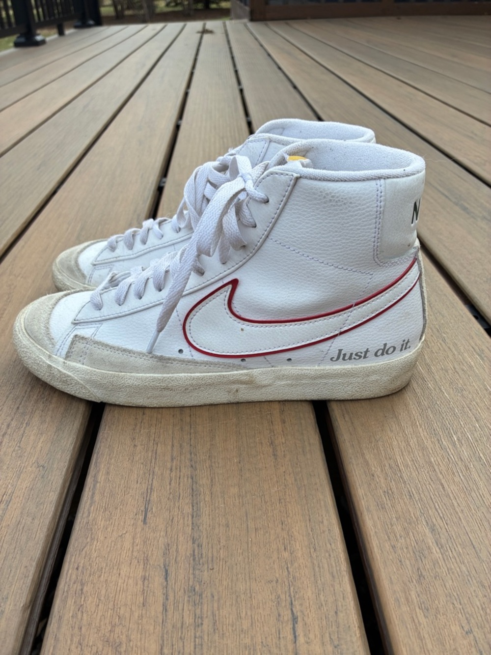 Men’s Sz 8.5 Nike Blazer Mid '77 white & red shoes (DQ0796-100)
